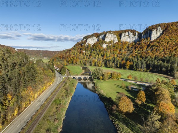 Aerial view of the Upper Danube Valley surrounded by autumn vegetation with the Hausender Peaks above the Danube, climbing rocks, Jurassic limestone cliffs, Hausen im Tal, Swabian Jura, Baden-Württemberg, Germany