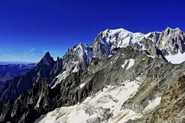 From left, the mountains l'Aiguille Noire de Peuterey, L'Aiguille Blanche de Peuterey, Mont Blanc, Mont Maudit, Pointe Helbronner viewing terrace, Chamonix-Mont-Blanc, Haute-Savoie, watershed Italy, France