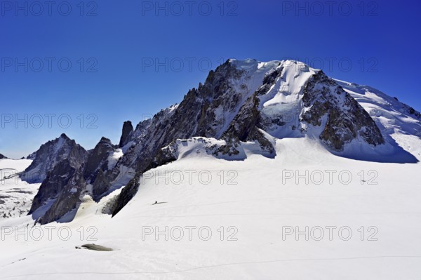 View from the Télécabine Panorama Railway of the Mont Blanc du Tacul mountain, in the foreground the glacier du Géant, Chamonix-Mont-Blanc, Haute-Savoie, France