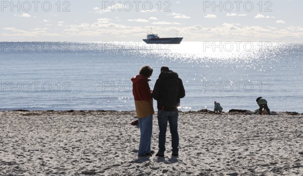 Beach scene on the south beach in sunny autumn weather, Fehmarn island, 18.10.2025, Fehmarn, Schleswig-Holstein, Germany