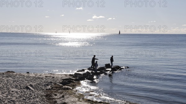 Beach scene on Fehrmannsundstrand in sunny autumn weather, Fehmarn island, 18.10.2025, Fehmarn, Schleswig-Holstein, Germany