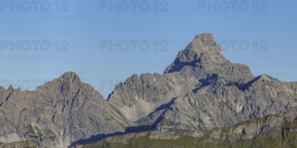 Mountain panorama from the Koblat-Höhenweg on the Nebelhorn across the Obertal with lush green meadows to the Hochvogel and Rosszahn group with the Hochvogel, 2592m, Allgäu, Bavaria, Germany
