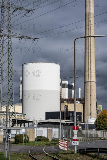 Stadtwerke Düsseldorf district heating storage plant, at the Lausward CHP plant, with a volume of 35, 700 cubic meters, the water stored there has a temperature of 98°C and is fed into the district heating network as required without the power plant just starting up the district heating boiler, stored heat, Düsseldorf, North Rhine-Westphalia