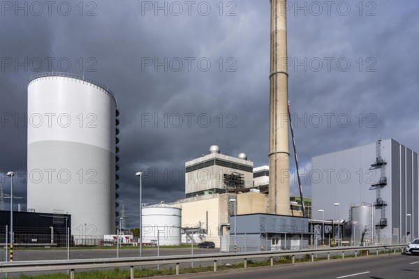 Stadtwerke Düsseldorf district heating storage plant, at the Lausward CHP plant, with a volume of 35, 700 cubic meters, the water stored there has a temperature of 98°C and is fed into the district heating network as required without the power plant just starting up the district heating boiler, stored heat, Düsseldorf, North Rhine-Westphalia