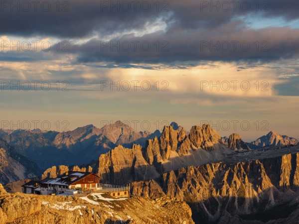 Alpenglühen, Rifugio Lagazuoi and rugged Dolomite peaks in the evening light, Dolomites, Alps, Belluno province, Veneto, Italy