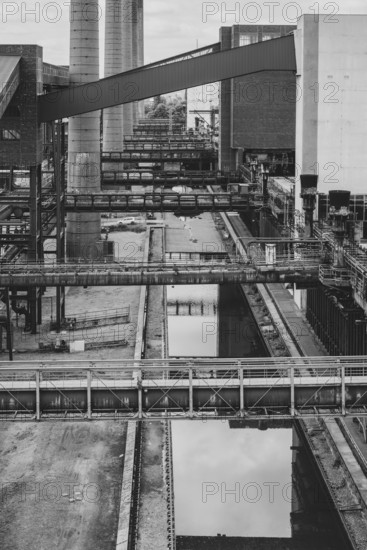 Zollverein coking plant, coke ovens, chimneys, conveyor bridges, view from above, black and white photo, UNESCO World Heritage Site, Essen, Ruhr area, North Rhine-Westphalia, Germany