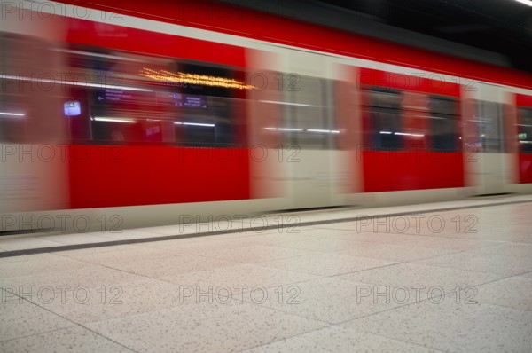 Underground arriving S-Bahn, train, class 420 in traffic red, platform, stop, station city centre, public transport, movement effect, VVS, Verkehrsverbund Stuttgart, local transport, Stuttgart, Baden-Württemberg, Germany