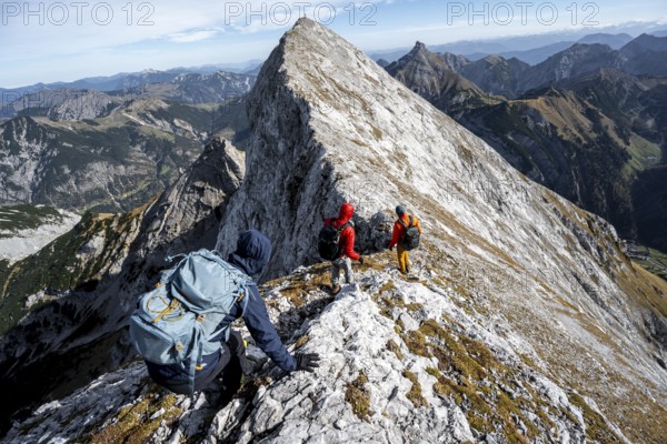 Mountaineer on the ridge of the Gamsjoch, mountain panorama, transition to the main summit of the Gamsjoch, in autumn, Rißtal in the Eng, Karwendel, Tyrol, Austria