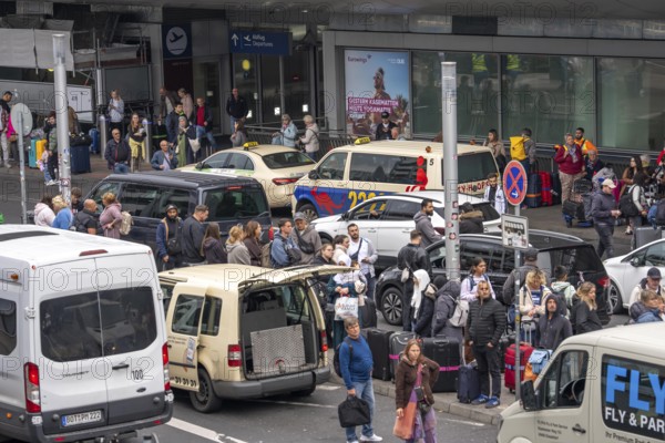Ahead of Terminal B, many thousands of people set off on holiday on the first day of the North Rhine-Westphalia autumn holidays at Düsseldorf Airport, but waiting times were kept within limits despite the huge rush, North Rhine-Westphalia, Germany