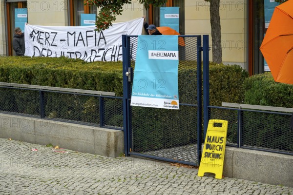 The New Generation symbolically organises a house search at the Family Business and Politics Foundation, Berlin, 10 October 2025