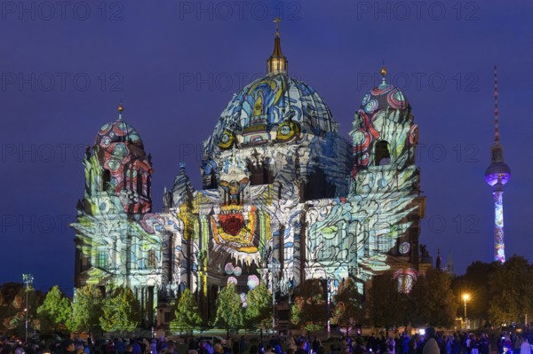 Berlin Cathedral with television tower, 21st BERLIN FESTIVAL OF LIGHTS, motto Let's Shine Together, light installations, 9 October 2025, Berlin, Germany, < english> 21st BERLIN FESTIVAL OF LIGHTS, motto Let's Shine Together, light installations, October 9, 2025, Berlin, Germany