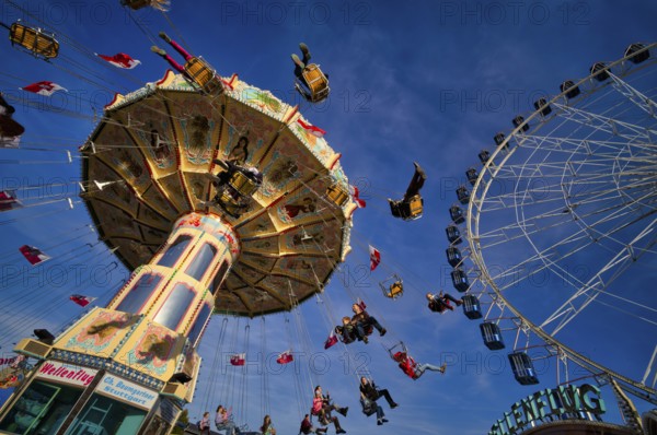 Chain carousel, Cannstatter Wellenflug, Ferris wheel, Europa Rad, high ride, rides, movement, movement effect, Cannstatter Wasen, funfair, fair, spring festival, folk festival, Bad Cannstatt, Stuttgart, Baden-Württemberg, Germany