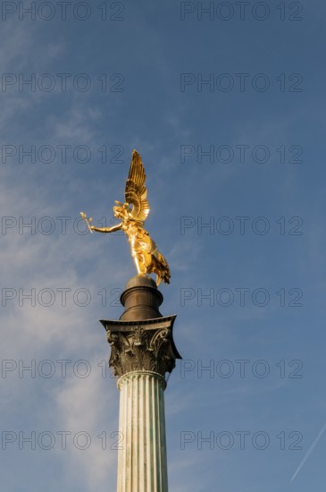 Angel of peace on the high banks of the Isar in Munich, commemorates 25 peaceful years after the Franco-German war, image of the Greek goddess Nike, 6 metres high on a 38-metre column. Prinzregentenstrasse, Bogenhausen district, Munich, Bavaria, Germany
