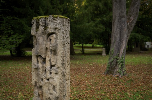Gravestone, grave, graves, Hoppenlauf cemetery, oldest preserved cemetery in Stuttgart, autumn leaves, autumn, autumnal, Baden-Württemberg, Germany