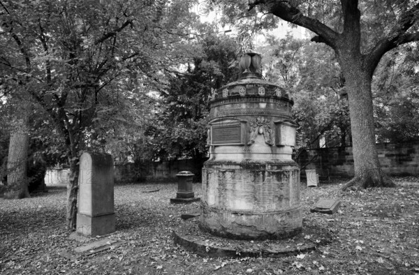 Gravestones, graves, black and white, Hoppenlauf Cemetery, oldest preserved cemetery in Stuttgart, autumn, autumnal, Baden-Württemberg, Germany