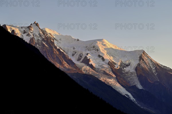 From left snow-covered Aiguille du Midi, Mont-Blanc, Vallot Hut, Dome du Goûter, Aiguille du Goûter, Chamonix-Mont-Blanc, Haute-Savoie, France
