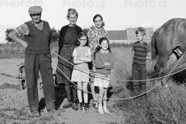 French farmer family with horse in the field, historical photograph from the 1970s, black and white, Vandeé, France