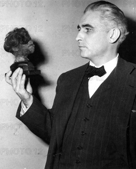 Nuremberg Trials, Major War Criminals. Thomas J. Dodd Prosecutor, USA with the shrunken head of a Polish worker, On 13 December 1945, Thomas Dodd presented USA Exhibit No. 254: the shrunken head that Ilse Koch, the woman of beech forest commandant Karl Otto Koch, had allegedly used as a paperweight. Nuremberg 1945
