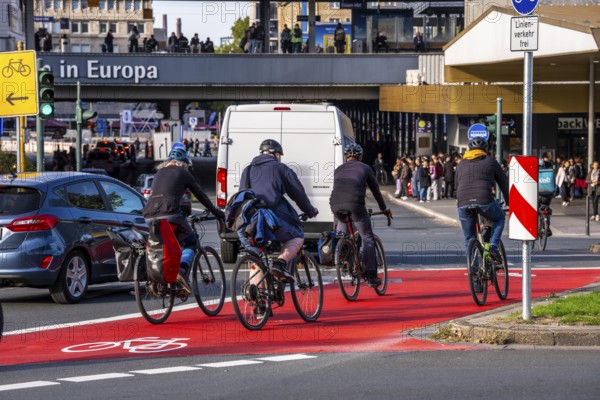 Cycle path, cycle lane, marked in red to draw the attention of motorists to the cycle path, between 2 lanes, Huyssenallee, in front of Europaplatz, in the city centre of Essen, North Rhine-Westphalia, Germany