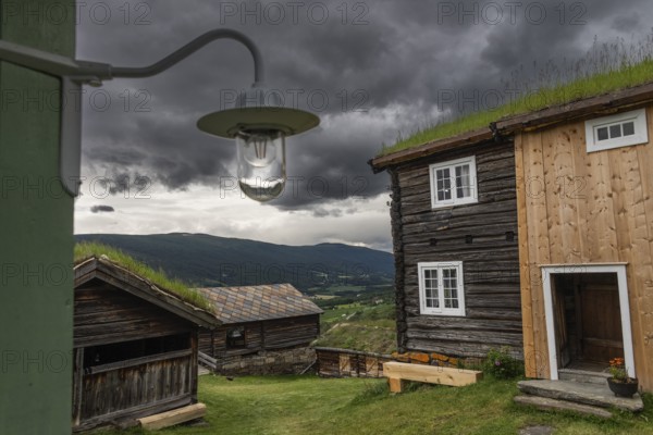 Holzhäuser mit Grasdächern in einer weiten Landschaft, historischer Bauernhof und Pilgerunterkunft Budsjord, Dovre, Pilgerweg Olavsweg oder Olavsleden, Gudbrandsdalen oder Gudbrandstal, Norwegen