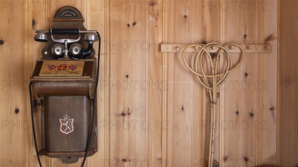 Altes Wandtelefon, historischer Bauernhof und Pilgerunterkunft Budsjord, Dovre, Pilgerweg Olavsweg oder Olavsleden, Gudbrandsdalen oder Gudbrandstal, Norwegen