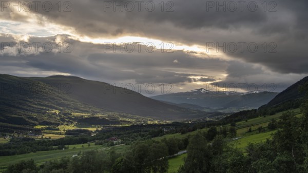 Tal mit grünen Feldern, Wäldern und Bergen, Dovre, Gudbrandsdalen oder Gudbrandstal, Norwegen