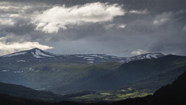 Berglandschaft unter einem bewölkten Himmel, Dovre, Gudbrandsdalen oder Gudbrandstal, Norwegen