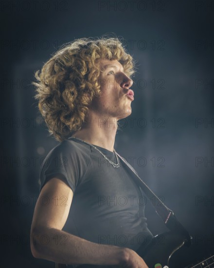 Noah Hill, Bassist von Parcels live in der Berliner Max-Schmeling-Halle am 04.10.2025