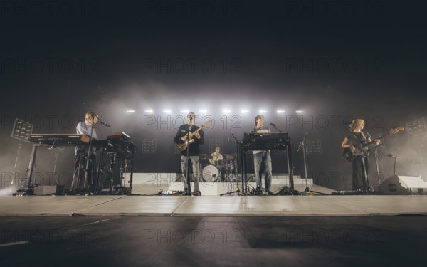 Louie Swain (Keyboarder), Jules Crommelin (Gitarrist), Anatole Serret (Schlagzeuger), Patrick Hetherington (Keyboarder) und Noah Hill (Bassist) von Parcels live in der Berliner Max-Schmeling-Halle am 04.10.2025