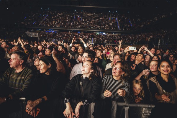 Publikum bei Parcels live in der Berliner Max-Schmeling-Halle am 04.10.2025