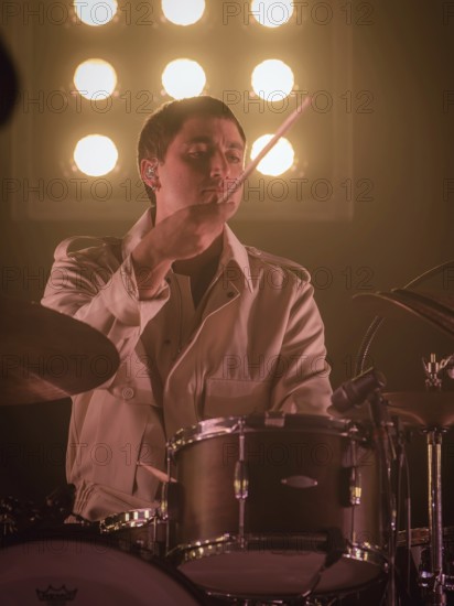 Anatole Serret, Schlagzeuger von Parcels live in der Berliner Max-Schmeling-Halle am 04.10.2025