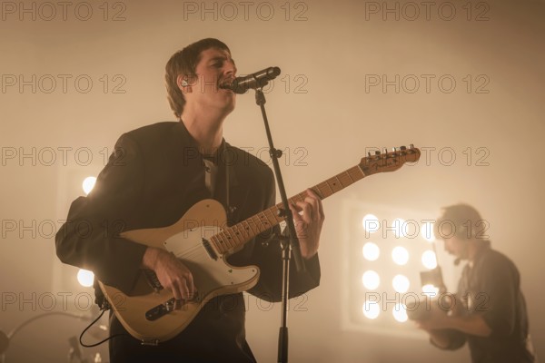 Jules Crommelin, Gitarrist von Parcels live in der Berliner Max-Schmeling-Halle am 04.10.2025