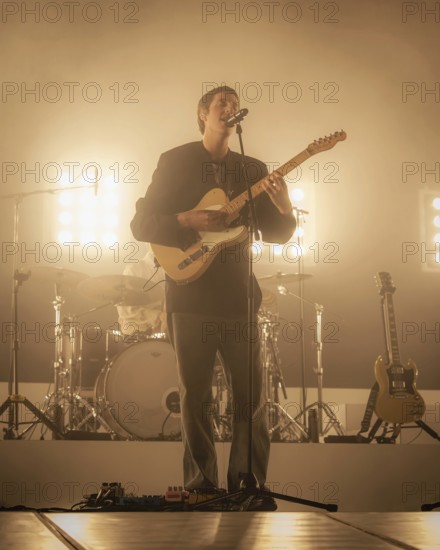 Jules Crommelin, Gitarrist von Parcels live in der Berliner Max-Schmeling-Halle am 04.10.2025