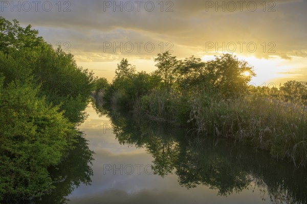 Sonnenuntergangsstimmung beim Grafenmühlbach, Infozentrum Isarmündung, Moos, Bayern, Deutschland