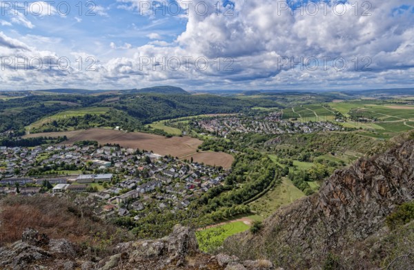 Ausblick vom Rotenfels, einer Steilwand am Naheufer im Naturpark Soonwald-Nahe, auf das Nahetal und die Stadt Bad Kreuznach, OT Bad Münster, im Weinbaugebiet der Pfalz. Traisen, Landkreis Bad Kreuznach, Rheinland-Pfalz, Deutschland