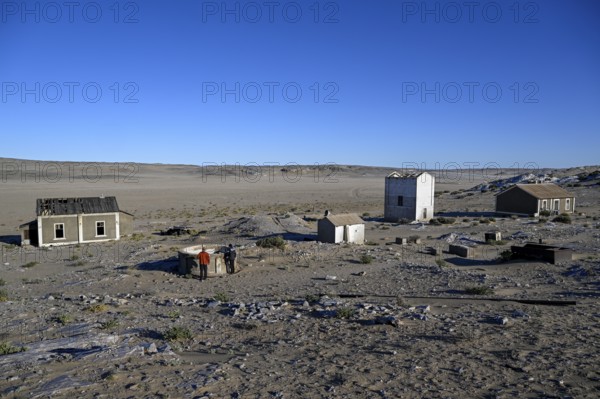 Alte Gebäude und Wasserbecken in Grillenthal, einst Versorgungsstation für Frischwasser, Diamentensperrgebiet, bei Lüderitz, Region Karas, Namibia
