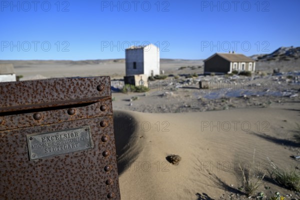 Schild Excelsior an einem alten Wassertank, Maschinenbaugesellschaft aus Stuttgart, Grillenthal, Diamentensperrgebiet, bei Lüderitz, Region Karas, Namibia