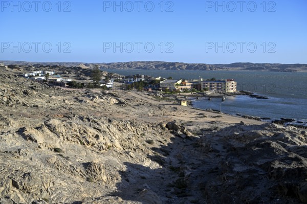 Blick vom Diamantenberg auf die Lüderitz-Bucht mit dem Lüderitz Nest Hotel, Lüderitz, Region Karas, Namibia