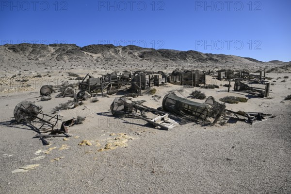 Verrostete Trommelsiebe im Wüstensand, Pomona, Diamentensperrgebiet, bei Lüderitz, Region Karas, Namibia
