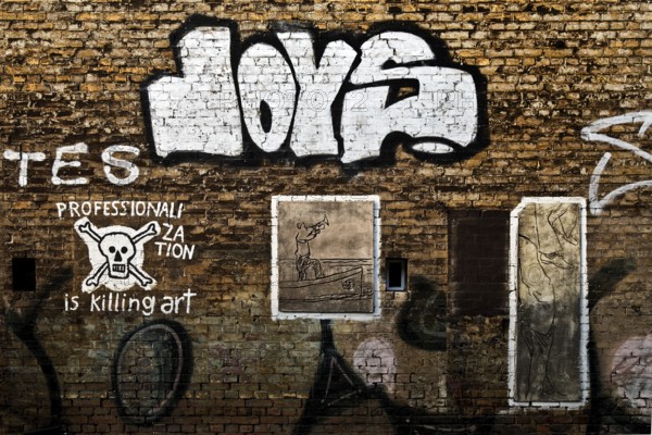 Das Wandbild mit dem Titel Weltbaum 2, Werden, Sein, Vergehen von Ben Wagin am S-Bahnhof Savignyplatz, eine Brandwandgestaltung, Berlin, Deutschland