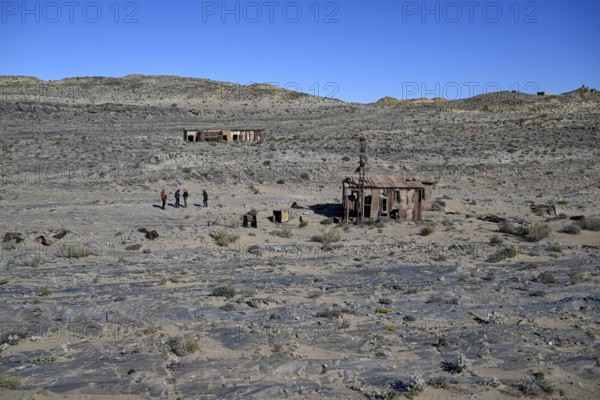 Touristengruppe bei den Ruinen der ehemaligen Diamantenstadt Pomona, Diamentensperrgebiet, bei Lüderitz, Region Karas, Namibia