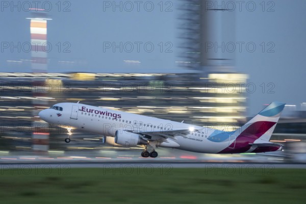 Eurowings Airbus A320, beim Start auf dem Flughaben Düsseldorf, DUS, Nordrhein-Westfalen, Deutschland