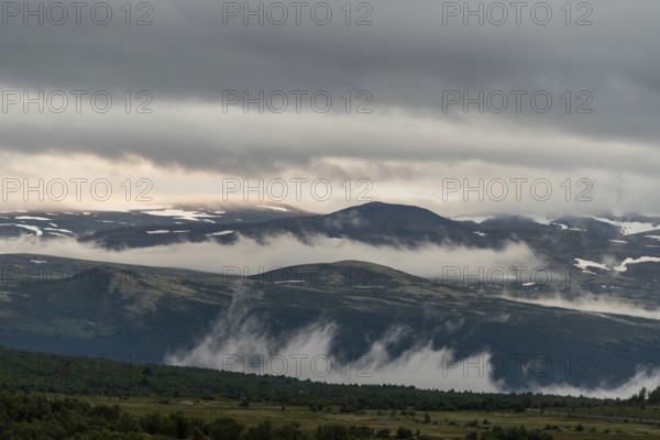 Weitläufige Berglandschaft unter bedecktem Himmel mit Wolkenfetzen, Pilgerweg Olavsweg, Olavsleden oder Pilgrimsleden, Fokstugu, Dovrefjell, Dovre-Nationalpark, Norwegen
