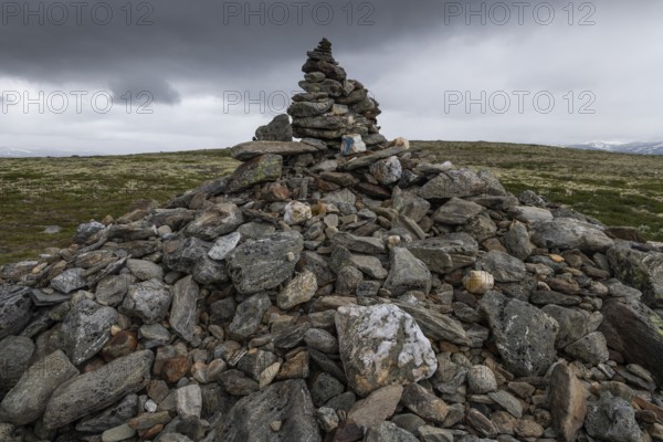 Von Pilgern abgelegte Steine, Steinpyramide, Allmannrøysa, Pilgerweg Olavsweg, Olavsleden oder Pilgrimsleden, Dovrefjell, Norwegen