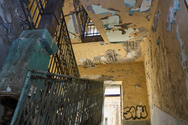 Lost Place, Treppe mit abgenutzten Wänden und rostigem Geländer im Gebäudeinneren, Caserma Avieri, Gefängnis, Konzentrationslager, Psychiatrische Klinik, Irrenanstalt, Lakki, Leros, Dodekanes, Griechische Inseln, Griechenland
