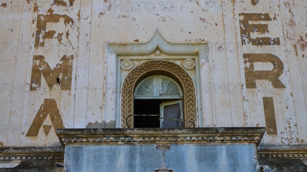 Lost Place, Nahaufnahme der Fassade mit Bröckelstellen und verblassten Schriftzügen über einem Fenster, Caserma Avieri, Gefängnis, Konzentrationslager, Psychiatrische Klinik, Irrenanstalt, Lakki, Leros, Dodekanes, Griechische Inseln, Griechenland