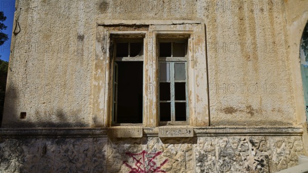 Lost Place, Verwittertes Fenster in einer alten Mauer, ruhige und einsame Szene, Caserma Avieri, Gefängnis, Konzentrationslager, Psychiatrische Klinik, Irrenanstalt, Lakki, Leros, Dodekanes, Griechische Inseln, Griechenland