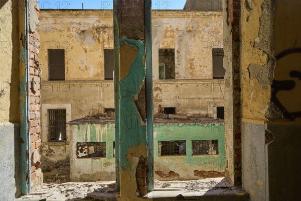 Lost Place, Aussicht auf verfallenes Gebäude mit abblätternder Farbe vom Fenster eines Ruinenbereichs, Caserma Avieri, Gefängnis, Konzentrationslager, Psychiatrische Klinik, Irrenanstalt, Lakki, Leros, Dodekanes, Griechische Inseln, Griechenland