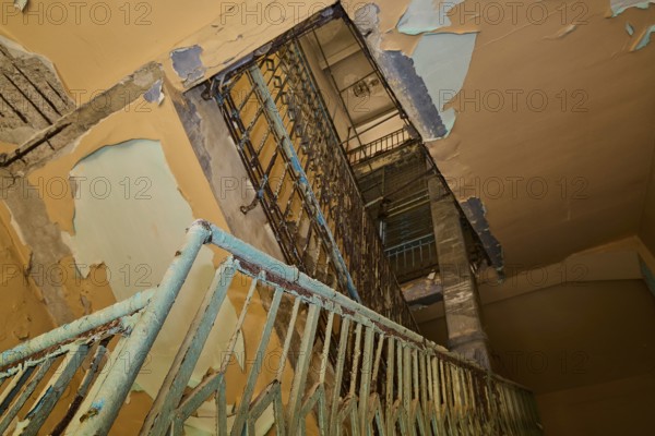 Lost Place, Verlassenes Treppenhaus mit abblätternder blauer Farbe und zerstörtem Geländer, Caserma Avieri, Gefängnis, Konzentrationslager, Psychiatrische Klinik, Irrenanstalt, Lakki, Leros, Dodekanes, Griechische Inseln, Griechenland