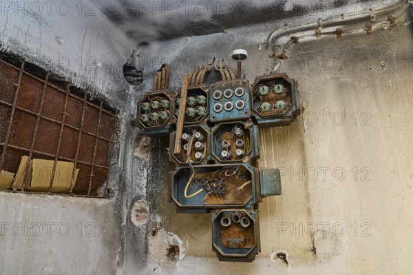 Lost Place, Rostige alte Elektrogeräte an einer verwitterten Wand im Gebäude, Caserma Avieri, Gefängnis, Konzentrationslager, Psychiatrische Klinik, Irrenanstalt, Lakki, Leros, Dodekanes, Griechische Inseln, Griechenland